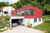 Haus Breitenbach Massivhaus Außenansicht mit Garten und Garage