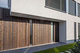 Haus Möller Außenansicht Türen mit Holzverkleidung