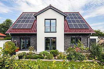 massiv gebautes Haus Zander mit Solarzellen Frontansicht 