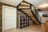 Haus Schönborn Innenansicht Treppe mit Weinlager