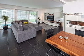 Haus Volkmann Innenansicht Wohnzimmer mit Sofa