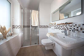 Haus Riedel Innenansicht Badezimmer mit Dusche