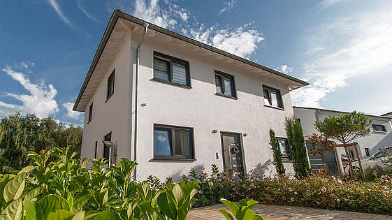 Haus Eichterbach Außenansicht mit Einfahrt Haus Eichterbach Außenansicht mit Einfahrt