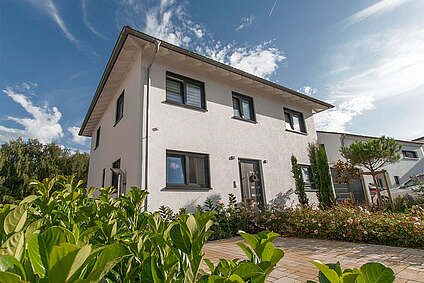 Haus Eichterbach Außenansicht mit Einfahrt