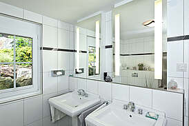 Haus Aigner Innenansicht Badezimmer mit Waschbecken