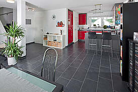 Haus Escher Innenansicht Küche mit Theke und Essbereich