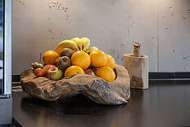 Haus Cornelius Innenansicht Küche mit Tisch-Deko Obst