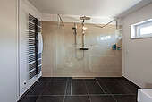 Haus Schönborn Innenansicht Badezimmer mit offener Dusche