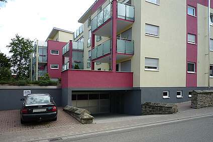 Die Einfahrt zur Tiefgarage des Mehrfamilienhauses bietet viele Stellplätze für die Bewohner und Ihre Autos