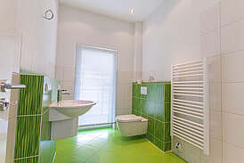 Haus Urmmel Innenansicht Badezimmer mit grünem Boden