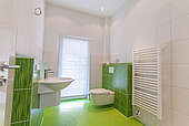 Haus Urmmel Innenansicht Badezimmer mit grünem Boden
