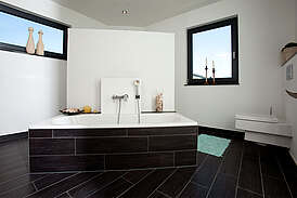Haus Freiberger Innenansicht Badezimmer mit Badewanne