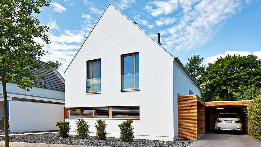 Haus Immel Massivhaus Außenansicht Garage mit Holzverkleidung