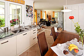 Haus Aigner Innenansicht Küche mit Esstisch
