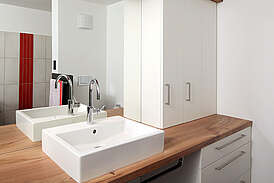 Haus Breitenbach Innenansicht Badezimmer mit Zwei Waschbecken