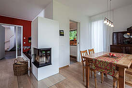 Haus Möller Innenansicht Wohnzimmer Essbereich mit Kamin