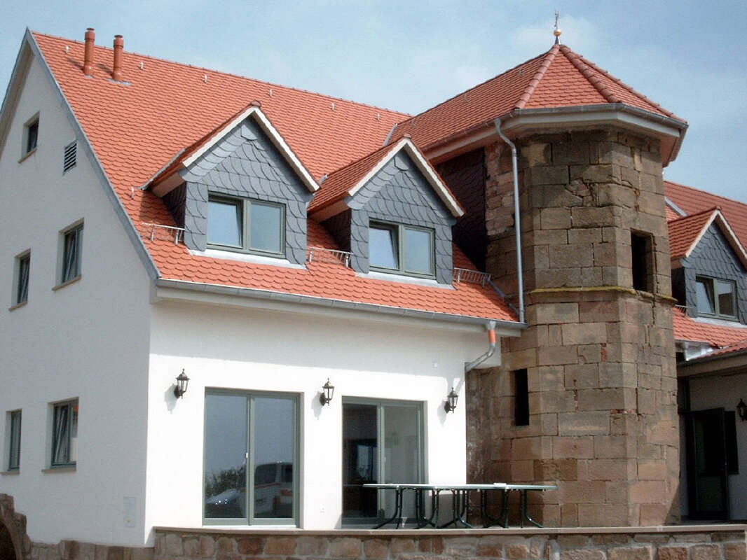  Zehntscheune Außenansicht Massivhaus mit Turm aus Ziegelsteinen