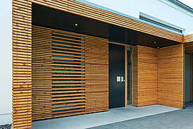 Haus Immel Massivhaus Außenansicht mit Eingang mit Holzverkleidung