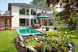 Haus Klose Außenansicht Massivhaus mit Garten und Swimmingpool