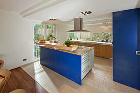 Haus Klose Innenansicht Küche mit blauen Akzenzen