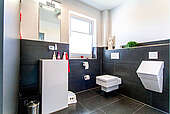 Haus Urmmel Innenansicht Badezimmer mit schwarzen Fliesen