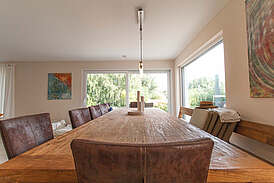 Haus Ullmer Innenansicht Wohnzimmer mit Esstisch aus Holz