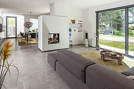 Haus Cornelius Innenansicht Wohnzimmer mit Kamin und Sofa