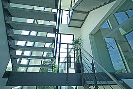 Büroanbau Innenansicht mit Blick auf die Treppe