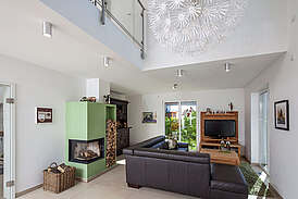 Haus Engelhardt Innenansicht Wohnzimmer mit Sofa und Kamin