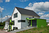 Haus Thiel Massivhaus Außenansicht mit grüner Garage