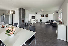Haus Daume Innenansicht Wohnzimmer mit Essbereich und Kamin