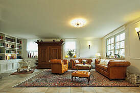 Haus Quirin Innenansicht Wohnzimmer mit Sofa und Sessel