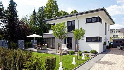 Haus Freiberger Massivhaus Außenansicht mit Garten und Terasse