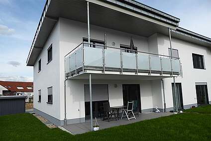 Gartenansicht des 1. von insgesamt 3 Mehrfamilienhäusern