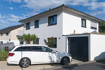 Haus Eichterbach Außenansicht mit Garage