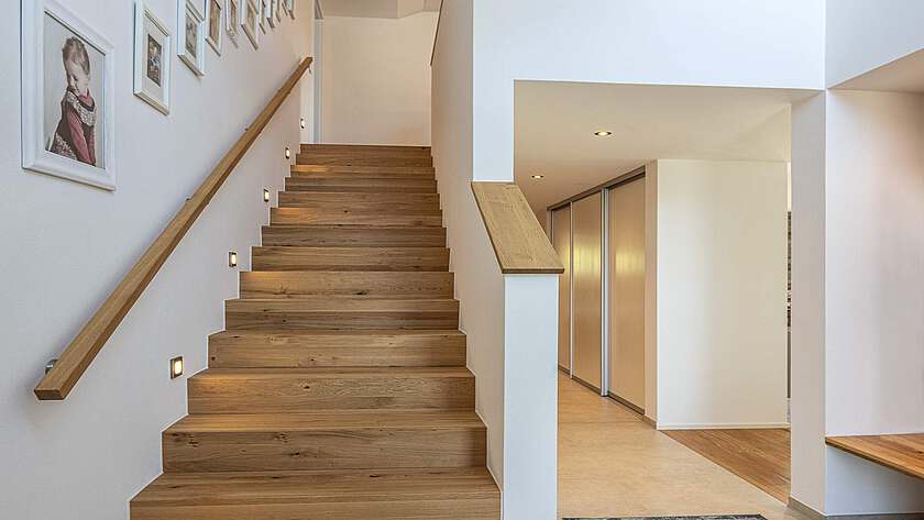 Massive Betontreppe mit Holzverkleideten Stufen von Haus Dettmer
