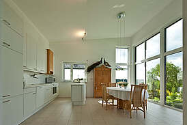 Haus Kempf Innenansicht Küche Essbereich mit großen Fenstern