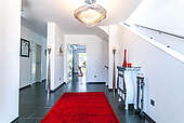 Haus Urmmel Innenansicht Treppe mit rotem Teppich