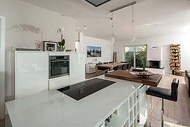 Haus Schönborn Innenansicht offene Küche mit Blick auf Wohnzimmer