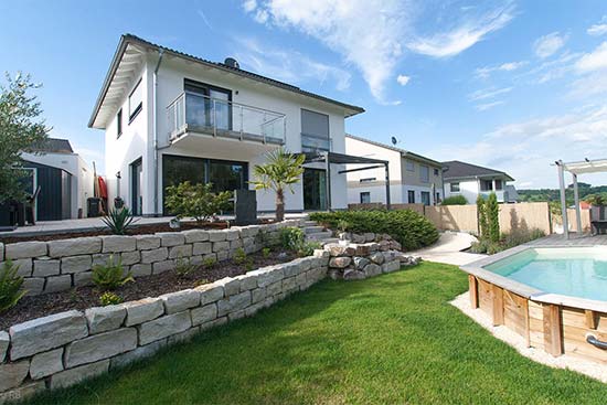 Stadtvilla Außenansicht einer massiv gebauten Stadtvilla