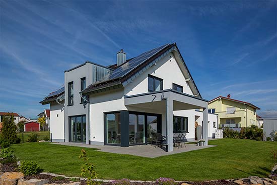 Energie-Spar-Haus Außenansicht eines massiv gebauten Energie-Spar-Haus
