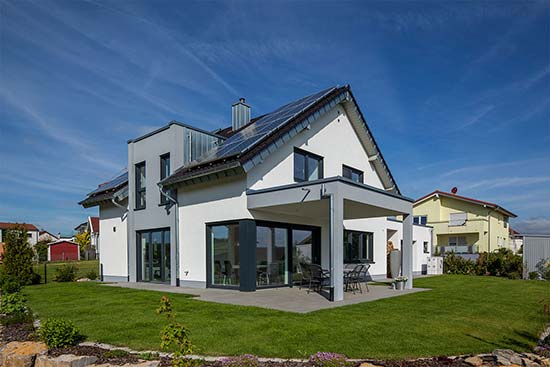 Außenansicht eines massiv gebauten Energie-Spar-Haus 