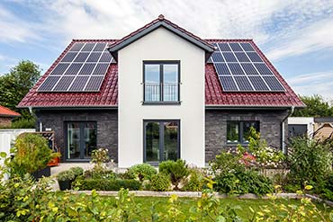 massiv gebautes Haus Zander mit Solarzellen Frontansicht 