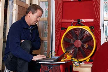 Techniker führt einen BlowerDoor-Test durch