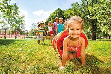 Kinder spielen auf einer Wiese