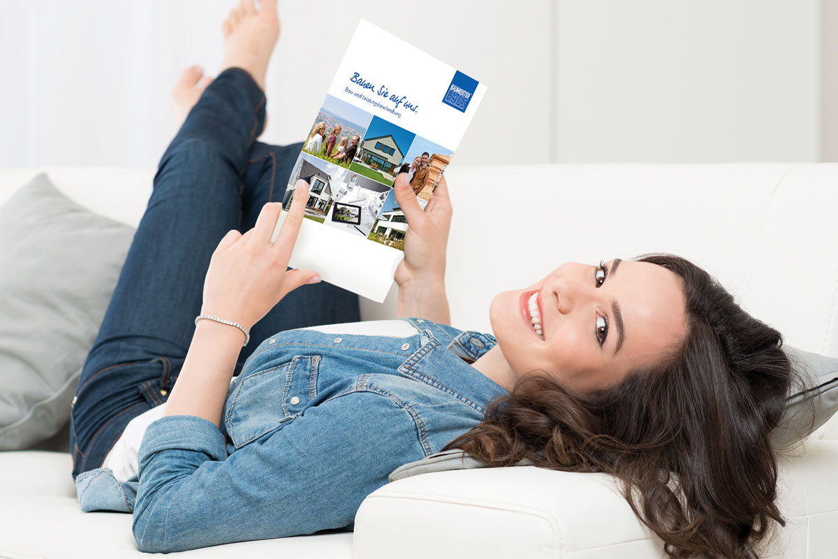 Frau liest Katalog Imagebroschüre Reinhardbau Baumeister-Haus Frau liest Katalog Imagebroschüre Reinhardbau Baumeister-Haus