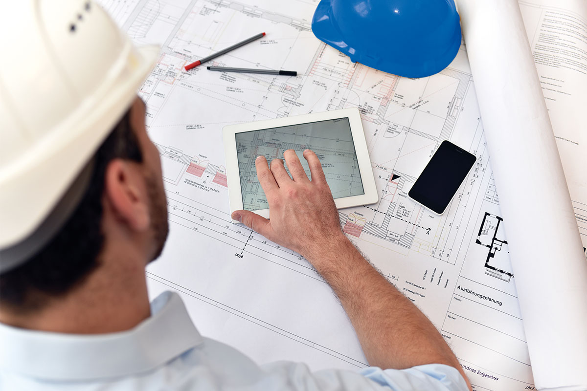 Architekt entwirft einen Bauplan Grundriss